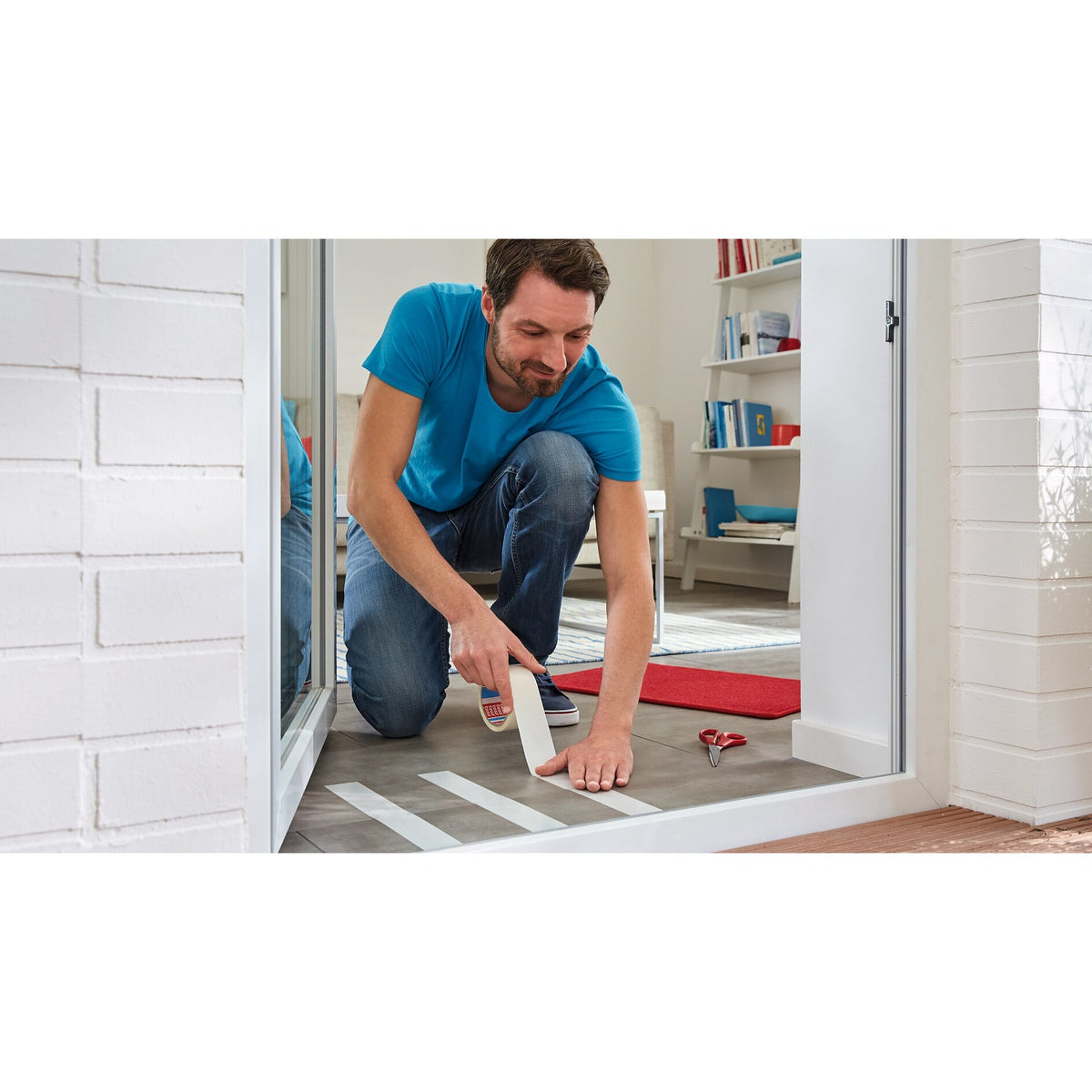 tesa 55735 Verlegeband, rückstandsfrei entfernbar, 25 m x 50 mm, weiß-transluzent – Anwendung