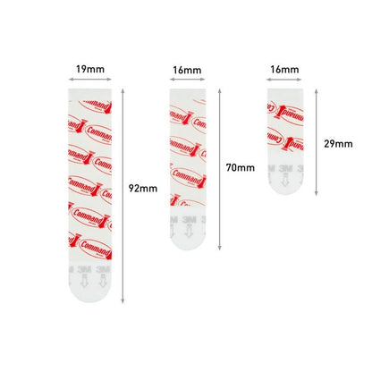 Tre Multipack Command™ Strips (17200) fra 3M Deutschland GmbH er vertikalt afbildet i størrelserne 19x92mm, 16x70mm og 16x29mm. Hver strip til ophængning af billeder er forsynet med rød tekst og pile nedad; klæbestrips uden boring.