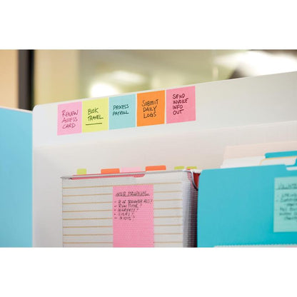Fem Post-it® Super Sticky Notes (76 mm x 127 mm, 90 ark/blok, 100% PEFC) fra 3M Deutschland GmbH viser på et hvidt skilleark over mapper og en opslagstavle kontoropgaver som kontrol af adgangskort og behandling af lønsedler.
