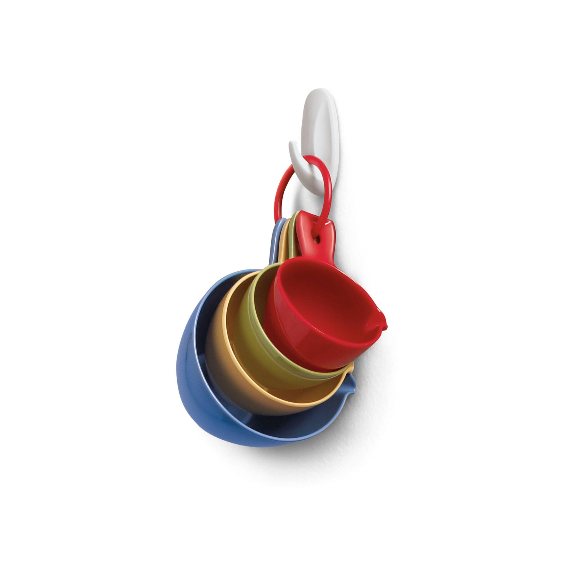 Ein Set aus fünf bunten Kunststoff-Messbechern, die auf einem weißen Ring stehen - ideal zum rückstandsfreien Aufhängen mit dem Command™ Small Designer-Haken, 17082 von 3M Deutschland GmbH, dem praktischen Wandhaken ohne Bohren für Ihre Küche.