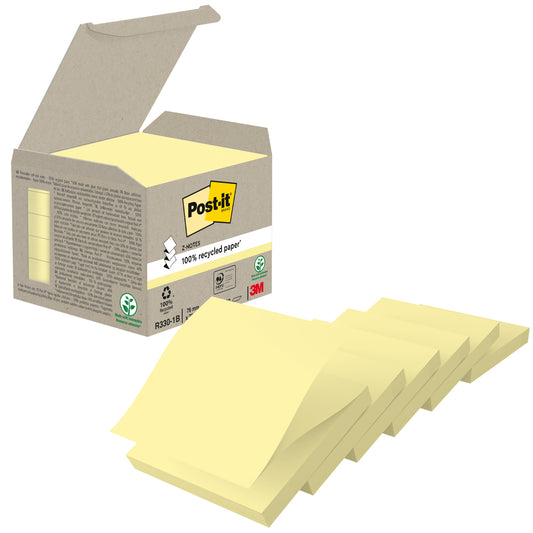 Eine Schachtel mit 3M Post-it® Recycling Z-Notes, Gelb, 76x76 mm, 100 Blatt/Block, 6 Blöcke/Packung (100% PEFC-zertifiziert durch SGSCH-PEFC-COC-110078), ist mit gelben umweltfreundlichen Notizen und dem Post-it Branding versehen.
