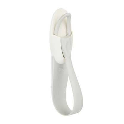 Command™ kabelholder 17304-FR fra 3M Deutschland GmbH er en grå-hvid plastvægkrog med selvklæbende bagside og buet design, perfekt til at undgå kabelrod. På den nederste del findes "3M"-logoet.
