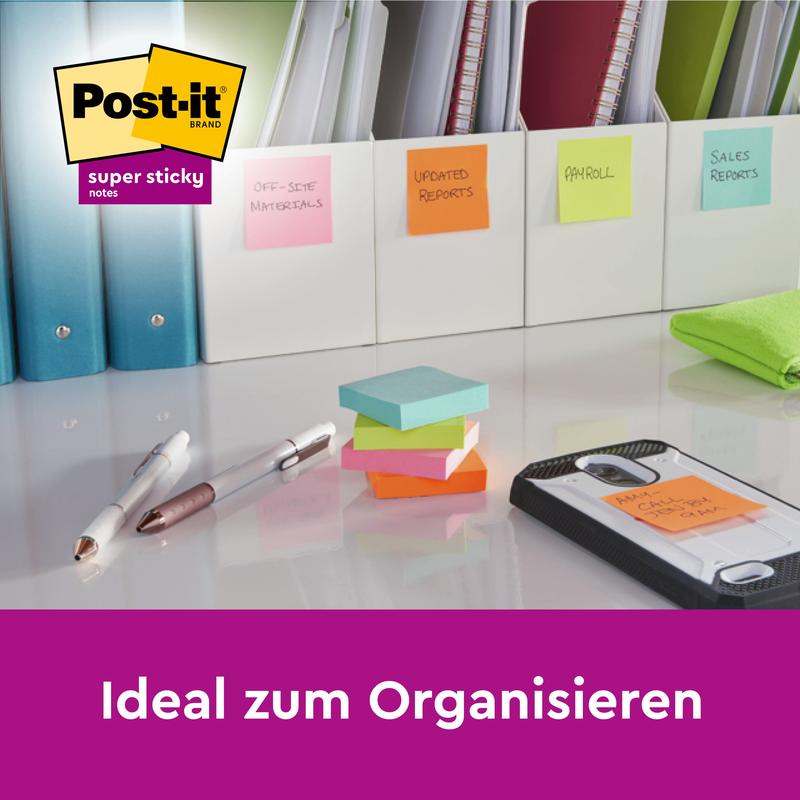 Flere stakke Post-it® Super Sticky Notes (76mm x 76mm, 90 ark/blok, 100% PEFC) fra 3M Deutschland GmbH og penne ligger på et skrivebord med mærkede mapper; logoet er synligt. Tysk tekst: "Ideel til organisering."