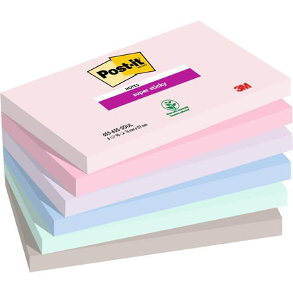 En stak af seks pastelfarvede Post-it® Super Sticky Notes (76x127 mm, hver 90 ark, 100% PEFC) fra 3M Deutschland GmbH er diagonalt arrangeret og viser på den øverste blok mærkelogoerne og et genbrugssymbol.