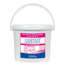 Ein 3,6 kg schwerer weißer Kunststoffeimer von Dr. Schnell SENSOX Wäschehygiene, phosphatfreies Desinfektionspulver, VAH-gelistet, von DR.SCHNELL GmbH & Co. KGaA. Das deutsche Label zeigt rosa Waschmaschinen und einen Griff zum einfachen Tragen.