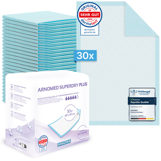 En stak på 30 blå ARNOMED SUPERDRY PLUS ekstra absorberende hospitalunderlag med SAP fra ARNOWA GmbH er afbildet ved siden af emballagen med synlige certificerings- og kvalitetsmærker; en superabsorberende underlag kan ses i øverste højre hjørne.