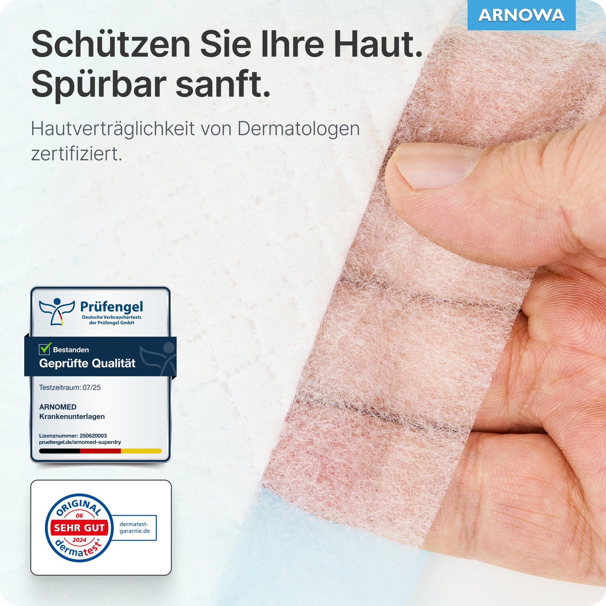 Eine Hand hebt den Rand eines beigefarbenen, strukturierten Klebestreifens von einer ARNOMED SUPERDRY Saugfähige Krankenunterlage mit SAP der ARNOWA GmbH an. Der deutsche Text hebt die zertifizierte Hautverträglichkeit und das "Sehr Gut"-Gütesiegel in der unteren linken Ecke hervor.