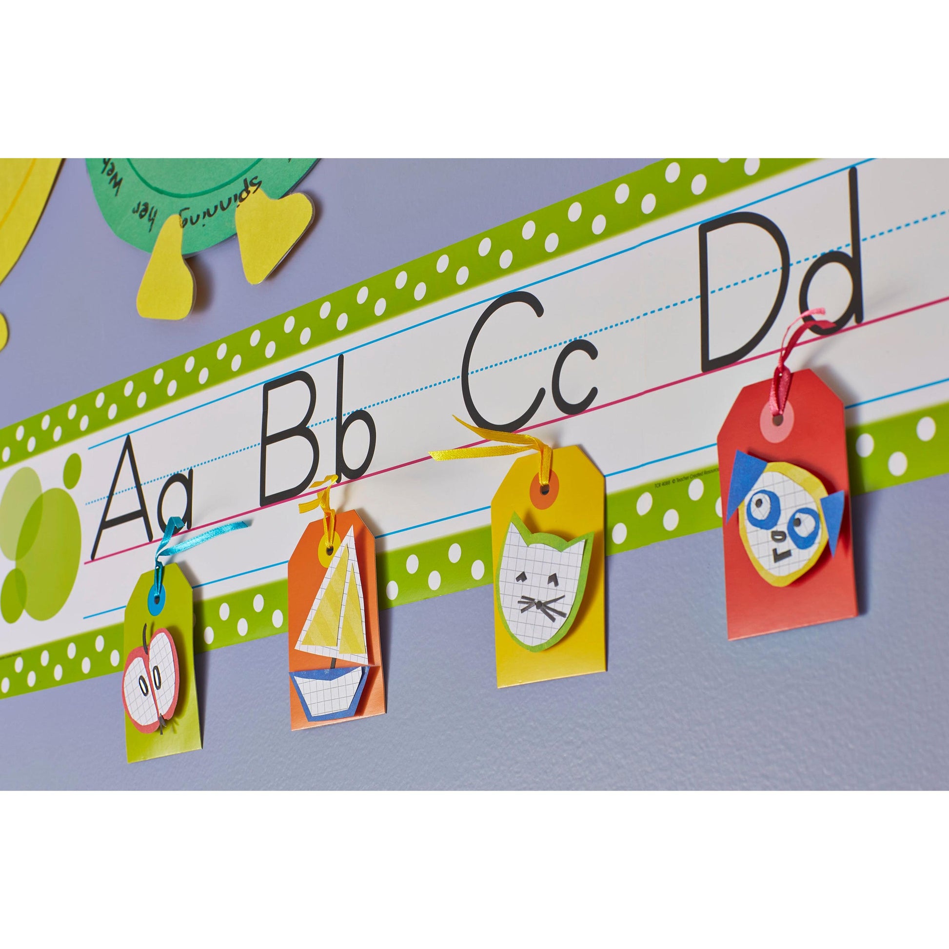 Gestalten Sie mit farbigen Schildern ein lebendiges Klassenzimmer mit Groß- und Kleinbuchstaben A-D. Verwenden Sie dazu die 3M Deutschland GmbH Scotch-FIX™ Ablösbare Montagequadrate (12,7 mm x 12,7 mm, 64 Stück/Packung) zum einfachen Anbringen und Entfernen.