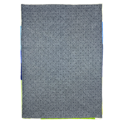 Eine dreieckig gefaltete Duni Dunilin®-Serviette 48 x 48 cm Weiß der Duni GmbH hebt sich vom weißen Hintergrund ab und betont ihre stoffähnliche Textur und ihr subtiles Muster.