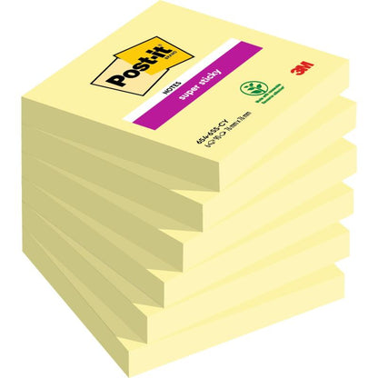 Syv blokke Post-it® Super Sticky Notes (76 mm x 76 mm, 90 ark hver, 100% PEFC) fra 3M Deutschland GmbH er stablet med synlige etiketter og et genanvendeligt logo på den øverste blok.