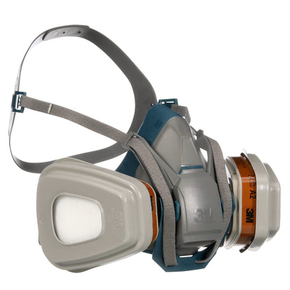 Eine graue und blaue 3M™ Quick Latch-Atemschutzmaske 6502QLKIT-1 mit verstellbaren Gummibändern und austauschbaren A2P3-Filtern (2x6055, 2x5935, 2x501) von 3M Deutschland GmbH zum Schutz gegen organische Dämpfe.