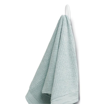 Et lyseblåt, struktureret håndklæde hænger på en Command™ Bad Medium Designer-krog, 17081B fra 3M Deutschland GmbH på en hvid vægkrog, foran en enkel hvid baggrund.