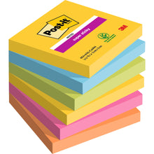 Ein Stapel von sieben Post-it® Super Sticky Notes, 76 mm x 76 mm, 90 Blatt/Block, in verschiedenen Farben, wobei der obere gelbe Block das Post-it- und das 3M-Logo zeigt. Hergestellt von 3M Deutschland GmbH, 100% PEFC-zertifiziert.