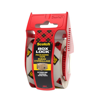 En rulle Scotch® Box Lock™ emballagetape 48 mm x 20,3 m fra 3M Deutschland GmbH står oprejst i en rød dispenser på hvid baggrund, på hvis etiket mærket og funktionen "Extreme Grip" er angivet.