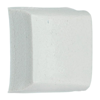 En nærbillede af en enkelt Scotch-FIX™ Aftagelig Monteringsfirkant (12,7 x 12,7 mm) fra 3M Deutschland GmbH med glatte overflader og afrundede kanter. Som et viskelæder muliggør det en ren anvendelse og efterlader ingen spor på den hvide overflade. Pakken indeholder 64 stk.