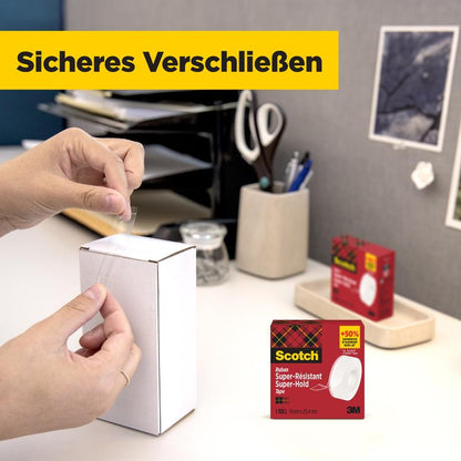 En person forsegler en hvid pakke på bordet med Scotch® Super-Hold Secure Tape, 1 rulle, 19 mm x 25,4 m fra 3M Deutschland GmbH. I baggrunden ses kontorartikler og emballagen til det gennemsigtige tape.