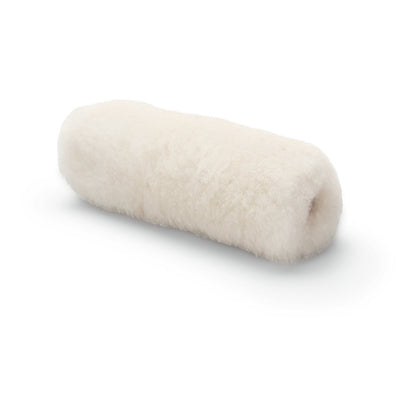 Nölle Profi Brush Malerulle Lammeskind luvhøjde 20 mm fra Nölle Profi Brush Børste- & Penselteknik e.K., en hvid cylindrisk rulle af blødt materiale, ligger på siden foran en enkel hvid baggrund - ideel til professionel maling.