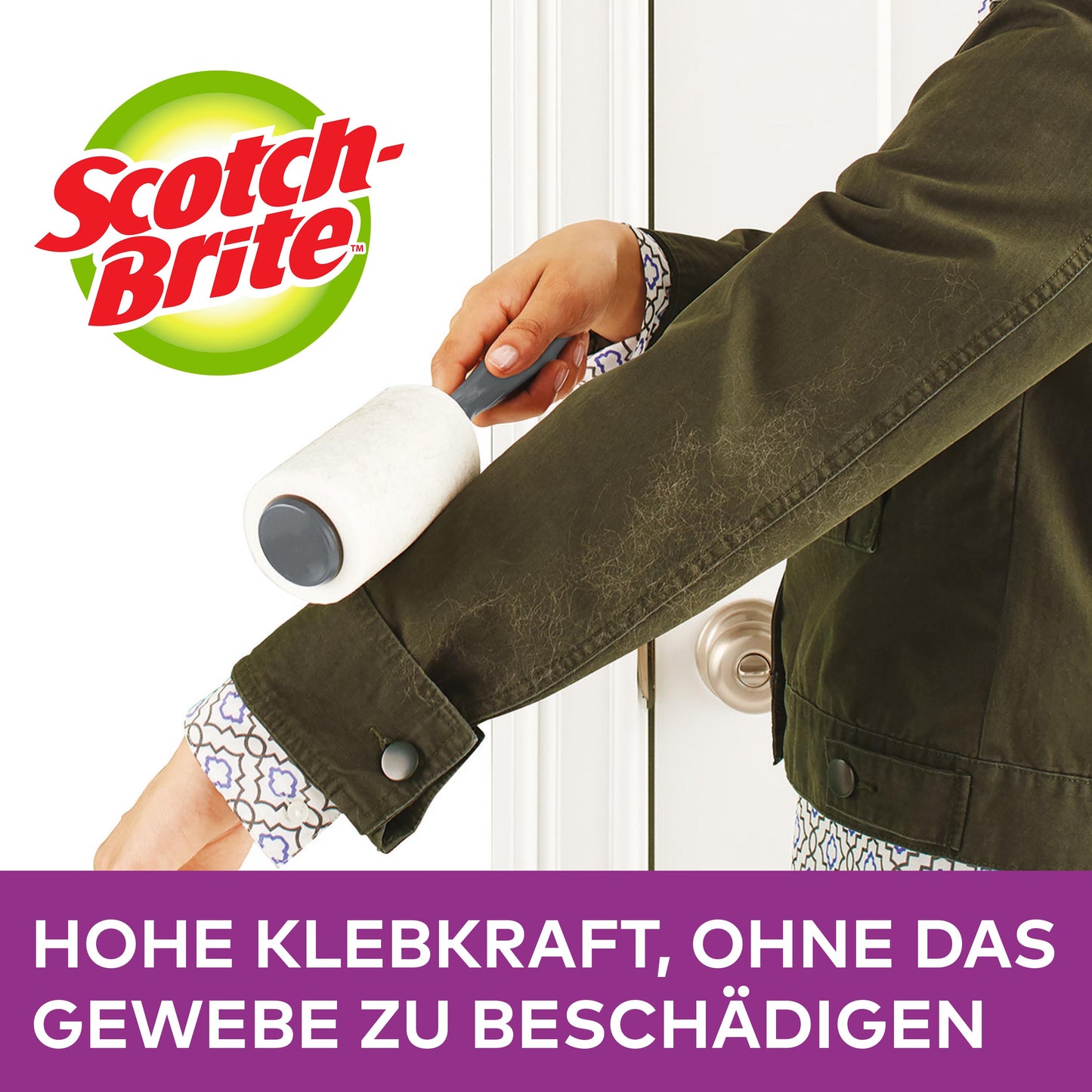 En person fjerner fnug fra en mørkegrøn jakkes ærme med Scotch-Brite™ Everyday Clean fnugrulle, 30 ark fra 3M Deutschland GmbH. Tekst: "Høj klæbeevne uden at beskadige stoffet."