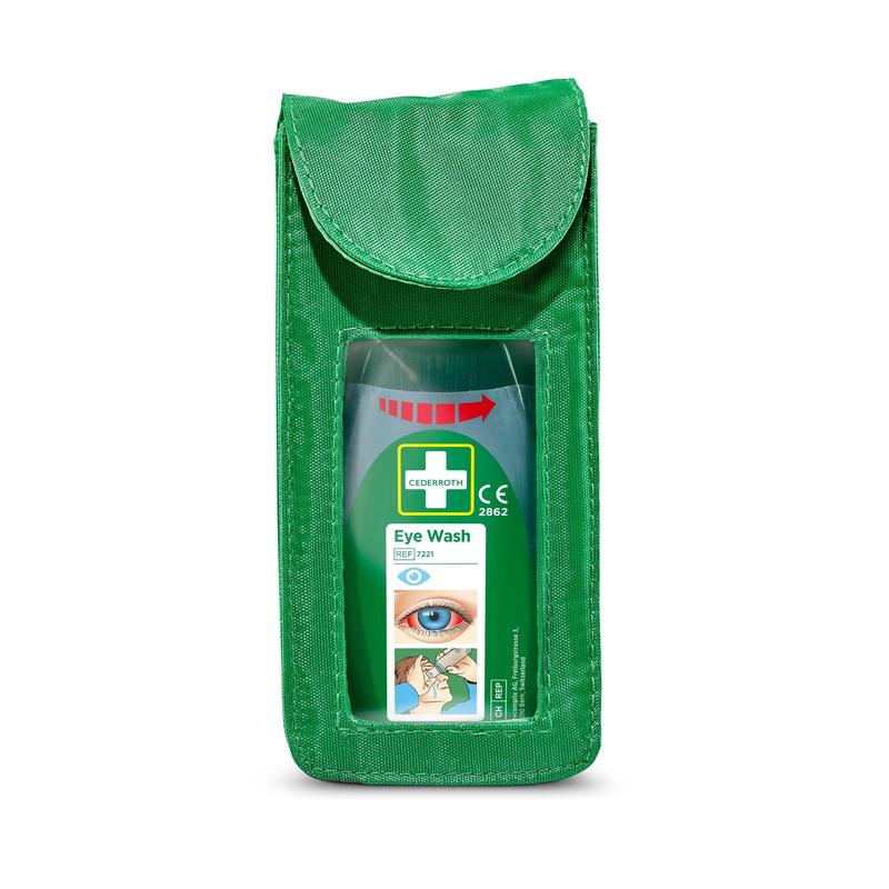 En grøn Cederroth øjenskylleflaske i en Orkla Wound Care AB holder til Cederroth øjenskylletaske model (Ref 7221). Med klap, frontetiket med øjenbillede, brugsanvisning og åbningspil. Egnet til holder Ref 7221.