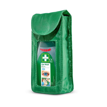 Orkla Wound Care AB holder til Cederroth øjenskylletaske model (ref 7221) er en grøn stofpose med et gennemsigtigt vindue, hvor øjenskylleflasken er synlig. Tasken har en klaplukning og indeholder en vejledning på engelsk og et andet sprog.