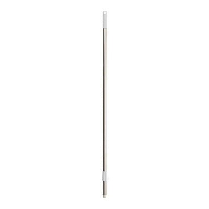 Aluminiumskaftet (1450 mm) fra Diversey Deutschland GmbH & Co. OHG er et stabilt metalskaft til koste, skurebørster og vandafskrabere, med en hvid plastikhætte med ophængshul, vist på en hvid baggrund.