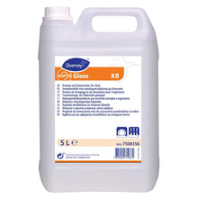 Ein 5-Liter-Behälter aus durchsichtigem Kunststoff mit Henkel, beschriftet mit "Diversey Suma Gloss K8", ein flüssiger Bestecktauchreiniger für Silberteile geeignet von Diversey Deutschland GmbH & Co. OHG, mit mehrsprachigen Informationen und einem Barcode.