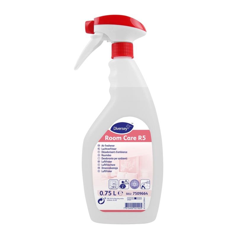 En hvid 750 ml sprayflaske af plastik med teksten "Room Care R5, Rumdeo" fra Diversey Deutschland GmbH & Co. OHG tilbyder lugtneutralisering, med flersproget mærkning og SKU på bunden.