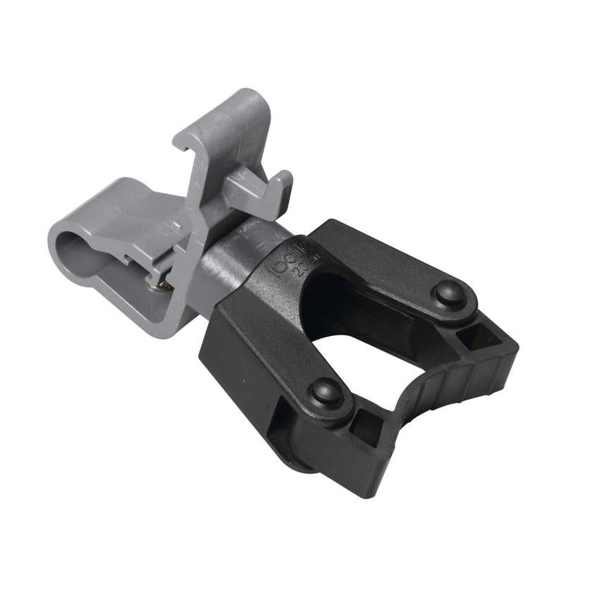 Et nærbillede af TASKI-stangholderen med klemme fra Diversey Deutschland GmbH & Co. OHG, kompatibel med kludboks-holderne 7517270 eller 757371, med gråt beslag og sort fjederklemme på hvid baggrund.