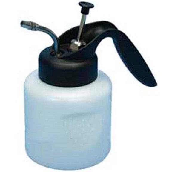 Håndsprayeren fix 0,5 l fra Diversey Deutschland GmbH & Co. OHG er en holdbar og modstandsdygtig håndsprayer med sort håndtag, pumpehåndtag og metaludløb. Den hvide beholder er opløsningsmiddelbestandig til alsidig brug.