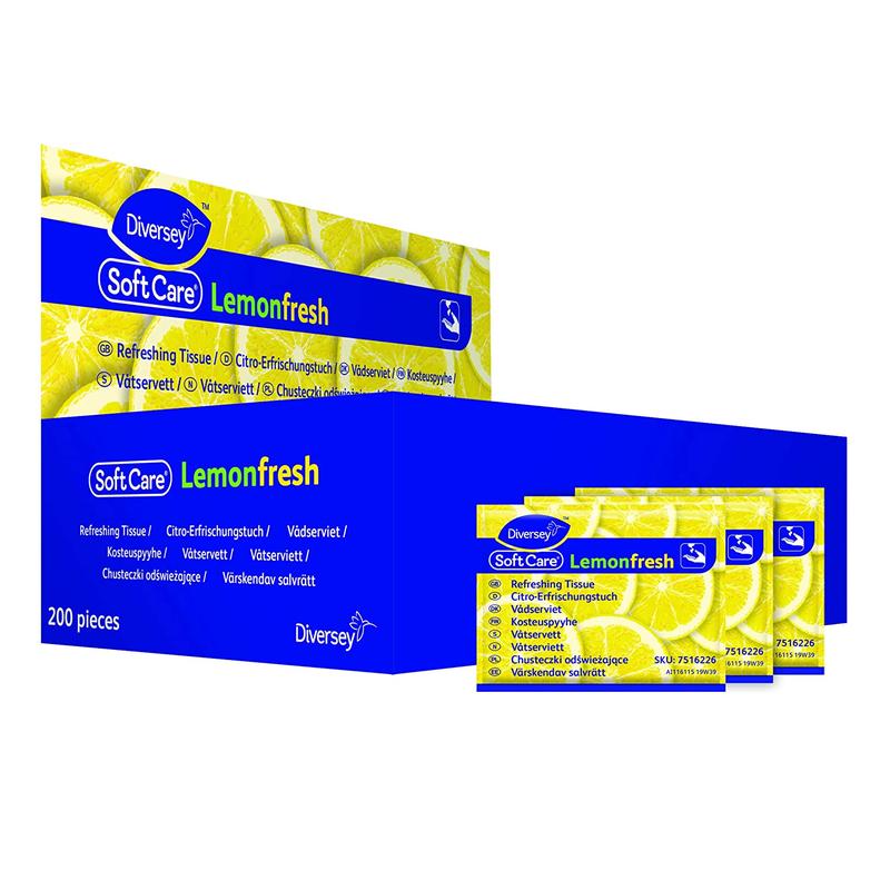 En blå-gul æske fra Diversey Deutschland GmbH & Co. OHG med påskriften "Soft Care Lemon Fresh - Forfriskende serviet" indeholder 200 individuelt indpakkede rengøringsservietter til hænder. På forsiden af æsken er tre gule, citronduftende pakker afbildet.