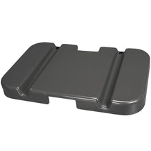 Låget til affaldsbeholderen - 110-150L fra Diversey Deutschland GmbH & Co. OHG er et rektangulært, mørkegråt plastiklåg med en indrykning og indrykkede linjer, der passer til 110-150L affaldsposer. Pakke: 1 styk.