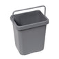 Den grå plast TASKI spand 12 liter fra Diversey Deutschland GmbH & Co. OHG, med hank og indvendig målemarkering, er vist tom på hvid baggrund. Kompatibel med kludeboks holder 7517270 eller 7517371. Pakke: 1 styk.