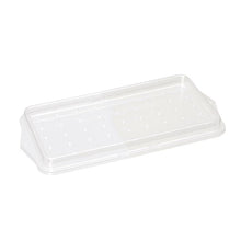 Das TASKI Vorbereitungssieb für Mopp-Boxen der Diversey Deutschland GmbH & Co. OHG ist ein durchsichtiger, rechteckiger Kunststoffdeckel mit gleichmäßig verteilten kleinen Löchern, der zum Abdecken von Mopp-Boxen während des Reinigungsvorgangs dient.