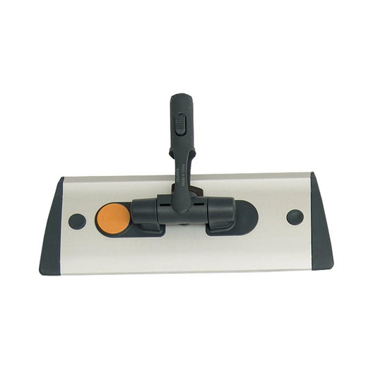 TASKI Jonmaster UltraPlus moppeholder i aluminium fra Diversey Deutschland GmbH & Co. OHG har en rektangulær base i metallisk sølvfarve, en central håndtagsfastgørelse, en orange knap og sorte endekapper – perfekt til professionel rengøring.