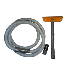 Auf weißem Hintergrund sind ein grauer Flexschlauch, eine grau-orange Bodendüse und ein Adapter aus dem Handreinigungs-Set, Seter Ha zur manuellen Bedienung (Diversey Deutschland GmbH & Co. OHG), abgebildet.