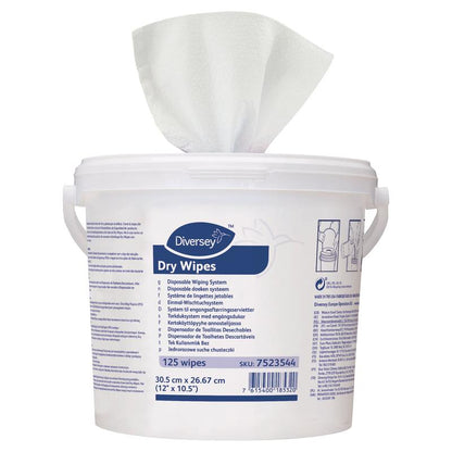 En hvid plastbeholder med håndtag og låg indeholder Diversey Deutschland GmbH & Co. OHG DI Dry Wipes engangsklude, 125 ark; etiketten viser produktinformationer på flere sprog, mens en klud bliver udleveret.