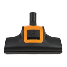 Den Diversey TASKI AERO Turbo Vacuum Børste i Sort og Orange er udstyret med to kontakter og passer til TASKI AERO modellerne for at sikre en effektiv rengøring. Afbildet er et gulvhovedtilbehør (1 stk) på hvid baggrund.