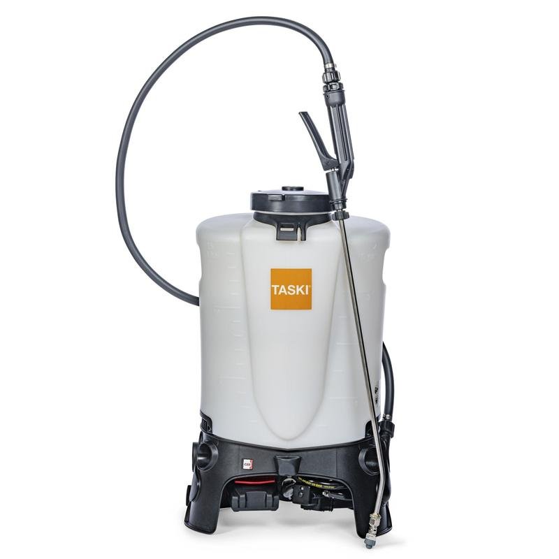 TASKI Sprayer BP 15l Li-Ion fra Diversey Deutschland GmbH & Co. OHG er en hvid rygsprøjte med en kapacitet på 15 liter, polstrede stropper, sort slange og bund, ideel til udbringning af væsker. Inkluderer batteri og oplader.