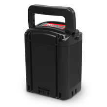En sort NX-batteri (1 stk) fra Diversey Deutschland GmbH & Co. OHG, med struktureret overflade og bærehåndtag, til TASKI swingo 250µicro (2 batterier inkluderet i leveringen), afbildet på hvid baggrund.
