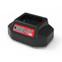 En sort rektangulær NX-oplader fra Diversey Deutschland GmbH & Co. OHG, mærket med "NX 300", med kontrollys og batterirum, til TASKI swingo 250µicro rengøringsmaskine, inkl. EU/UK/SEV-kabler; afbildet på hvid baggrund.