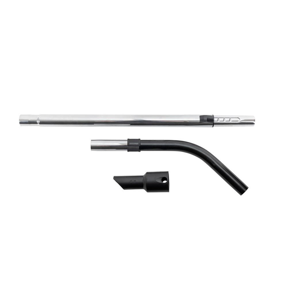 Das TASKI AERO Upgrade Kit von Diversey enthält einen Metallrohrbogen, ein Schlauchanschlussstück und eine teleskopierbare Stange für Aero Kesselsauger, die auf weißem Hintergrund abgebildet sind, um die Reinigungsleistung der einzelnen Aufsätze hervorzuheben.