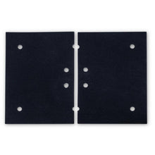 To rektangulære sorte TASKI Ultimaxx Orbital-Padholdere (14x20 tommer, 35x50cm) fra Diversey Deutschland GmbH & Co. OHG ligger ved siden af hinanden på hvid baggrund, hver med jævnt fordelte cirkulære huller - ideelle til rengøring af store overflader med TASKI Ultimaxx OB-serien.