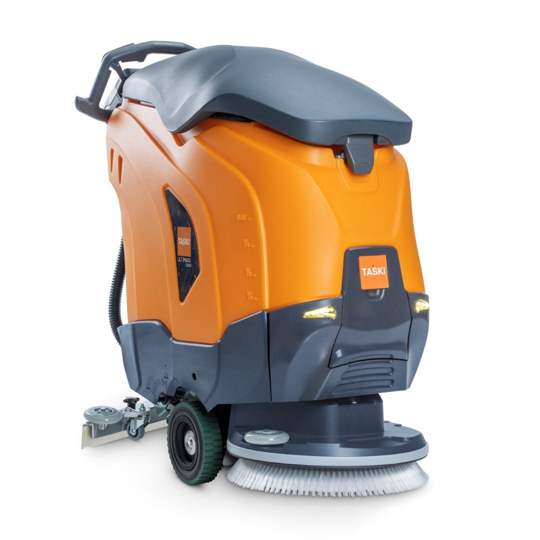 Den TASKI ULTIMAXX 1900 SD43 Performance EBU fra Diversey Deutschland er en gulvvaskemaskine af næste generation med hjuldrift, 42L tank, 43cm enkeltskive, ergonomisk baghåndtag, sideafskrabere og markant orange/gråt design.