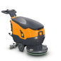 Den TASKI ULTIMAXX 900 SD50 P BMS 13A gel ready fra Diversey Deutschland GmbH & Co. OHG er en orange-grå industrigulvskrubber med styr, hjul, en frontskrubebørste og sidebetjeningsknapper til effektiv rengøring. Pakke: 1 stykke.
