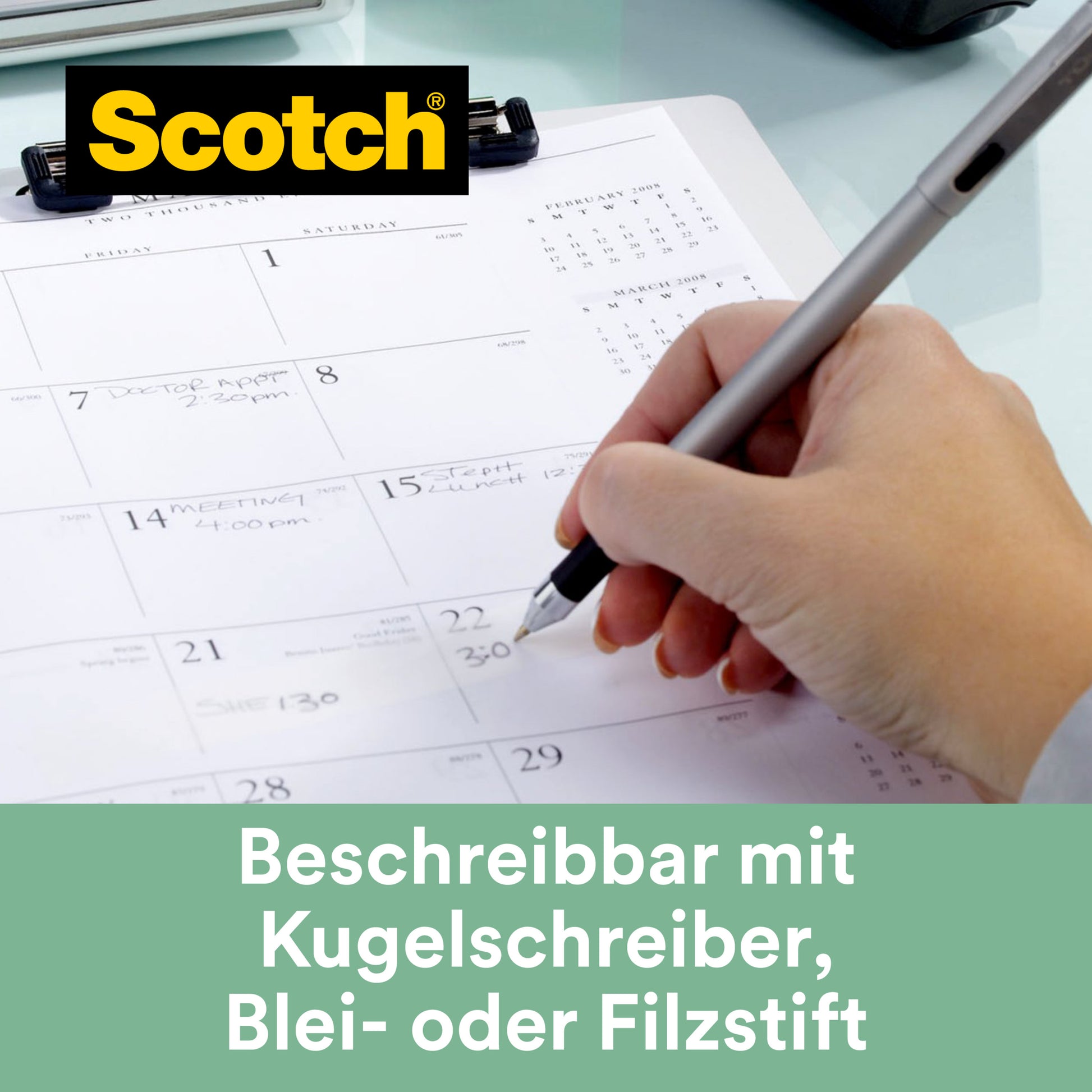 Eine Hand schreibt mit einem Stift auf einen Papierkalender. Darüber befindet sich ein Klemmbrett. Der Text: "Scotch® Magic™ Klebeband, 19 mm x 33 m, aus 66 % pflanzlichem Klebstoff - beschreibbar mit Kugelschreiber, Blei- oder Filzstift. Von 3M Deutschland GmbH.