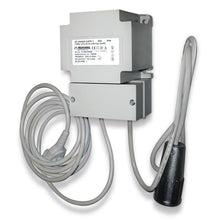 Das Orkla Wound Care AB Trafo 14,0 V DC für Wärmeschrank (REF 790400) ist ein wandmontiertes Netzteil mit festen Kabeln, schwarzem, zylindrischem Stecker und einem Typenschild auf dem rechteckigen grauen Gehäuse. Wird in einer Packung (Karton) geliefert.