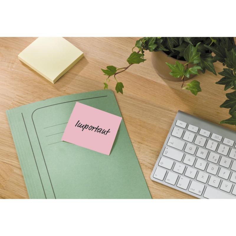 En grøn mappe med en lyserød Post-it® genbrugsseddel (38 mm x 51 mm, 100% PEFC) fra 3M Deutschland GmbH med påskriften "vigtigt" ligger på et træbord ved siden af et hvidt tastatur, gule klistermærker og en potteplante.