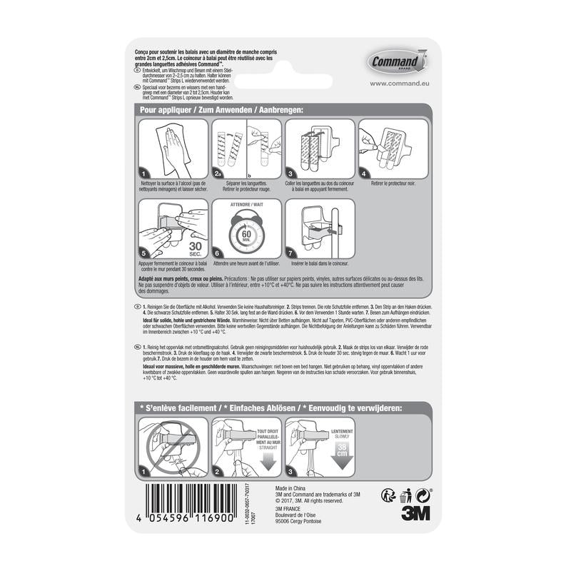 Bagsiden af en Command™ kostholder, 17007-FR-emballage fra 3M Deutschland GmbH viser en illustreret, flersproget vejledning til montering og fjernelse af holderen med Command klæbestrimler. Diagrammer guider trin for trin gennem montering og demontering.
