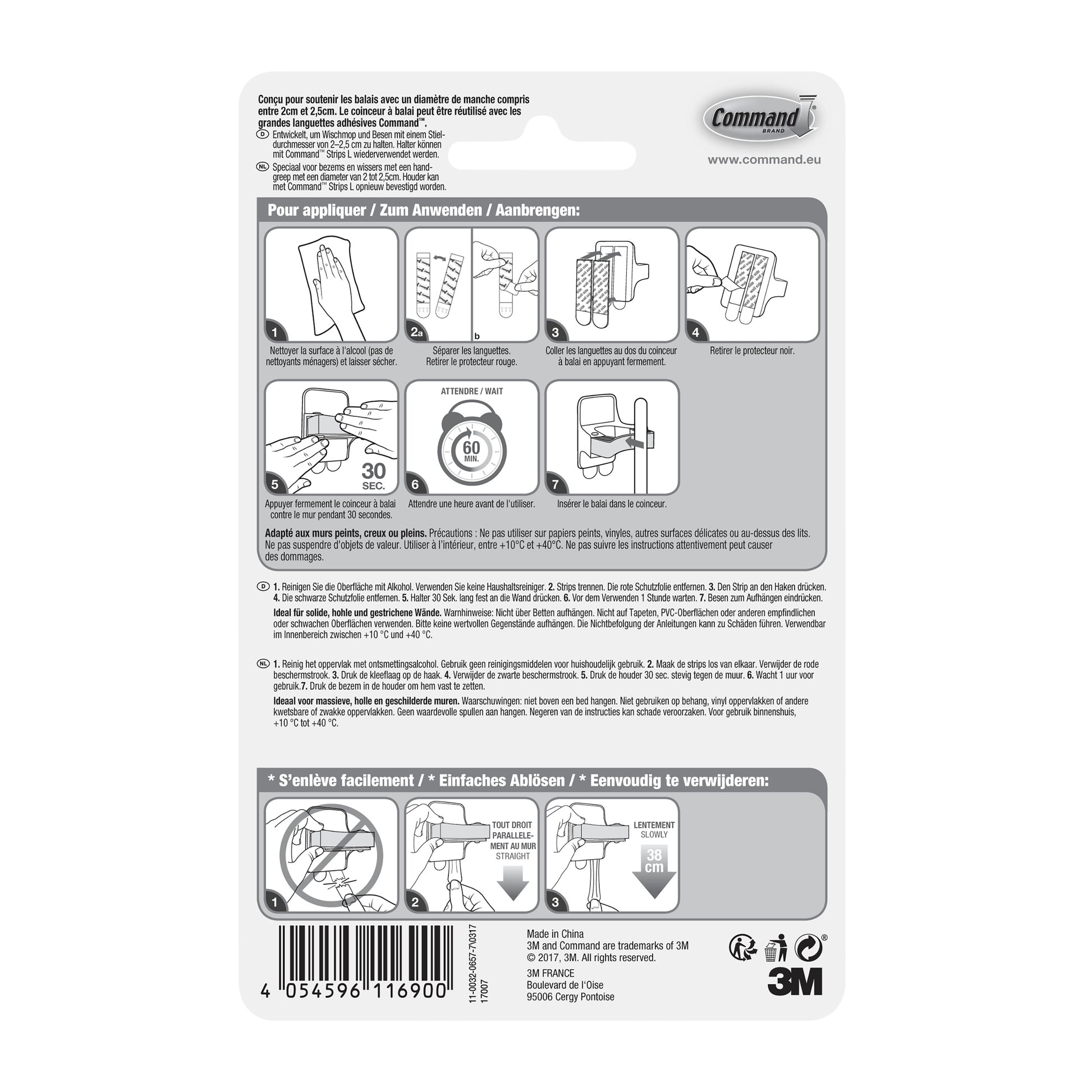 Rückseite einer Command™ Besenhalter-Verpackung (1 Stück) der 3M Deutschland GmbH mit bebilderter, mehrsprachiger Anleitung zum Anbringen/Entfernen des Klebestreifens und einem Barcode am unteren Rand.