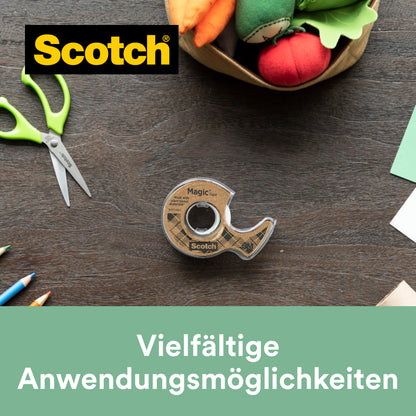 Eine Rolle Scotch® Magic™ Klebeband (19 mm x 20 m) mit 66 % pflanzlichem Klebstoff im Recycling-Abroller von 3M Deutschland GmbH liegt auf Holz, umgeben von Bastelzubehör. Text: "Vielfältige Anwendungsmöglichkeiten.
